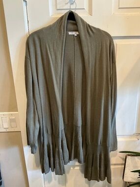8 8 8 cardigan style sweater in mint condition! Plus size 3x